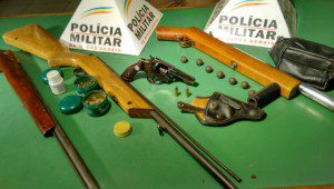 Armas e munições recolhidas pela equipe da Patrulha Rural