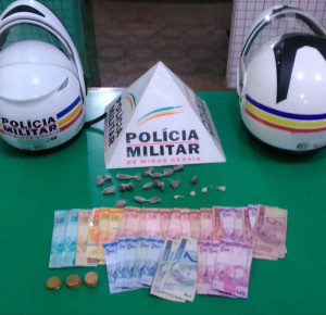 Dinheiro e drogas recolhidos pelos militares do moto patrulhamento 