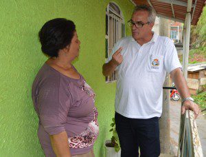 Romagno explica à moradora Maria Aparecida como evitar a dengue