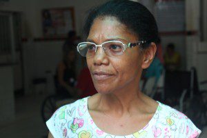 Tesoureira da associação de moradores, Rosa Bento afirma que comunidade se organiza para limpar a casa de Hélcio