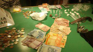 Dinheiro roubado foi recuperado. Policiais também apreenderam armas e drogas