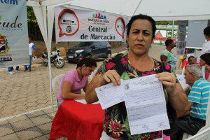 A professora Maria Aparecida Gomes Peixoto, participou do Mutirão para solicitar um exame para sua mãe, de 84 anos