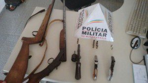 Armas e munições recolhidas pela Polícia Militar