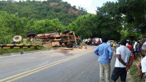Outro caminhão tombou na pista (foto: Bombeiros militares de Caratinga)