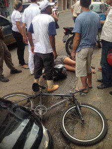 Vítima socorrida e levada ao PAM (foto: Polícia 24h)