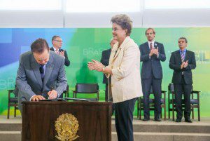 Dilma aplaude o novo ministro da SAC, Mauro Lopes, que assina termo de posse 
