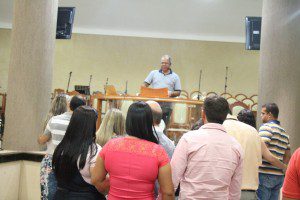 Casais ouvem a palestra do pastor Josué Gonçalves 