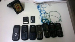 Sete celulares foram encontrados no pátio do presídio 