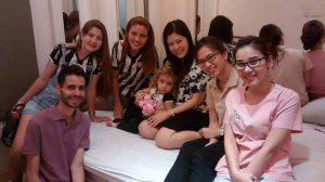 Mel com a família e equipe médica (Foto: Rede Social)