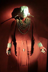 O rei Pakal como foi encontrado no sarcófago em 1952. O rei trazia nas mãos duas figuras geométricas sagradas para os maias: um cubo, na mão direita, e uma esfera, na esquerda. Museu Nacional de Antropologia do México