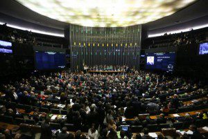 A sessão encerrada com a autorização da abertura do processo de impeachment da presidenta Dilma Rousseff durou quase dez horas (foto: Marcelo Camargo/Agência Brasil)