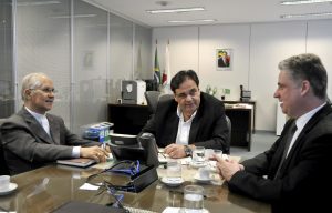 Adalclever Lopes (à direita) promoveu o encontro de dom Emanuel (à esquerda) com o secretário de estado da Saúde, Sávio Souza Cruz