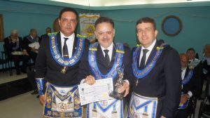 Eugênio Gomes recebeu o troféu e o diploma de Excelência Maçônica das mãos do grão-mestre adjunto (Cláudio Willian) e do conselheiro Marcos Alves Barbosa