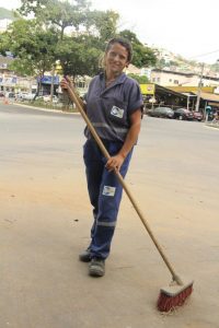 Trabalhadora acorda cedo para cuidar da limpeza pública de Caratinga