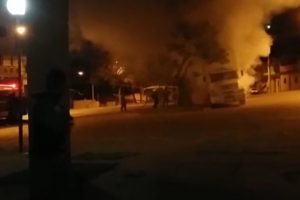 Bombeiros extinguem as chamas (reprodução TV Super Canal)