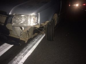 Carro quase atropelou o agente. Motorista conseguiu desviar e acertou a moto de Alvarenga