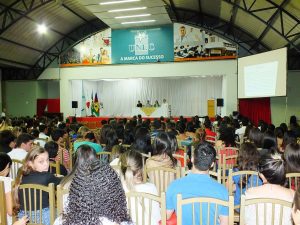 Alunos se reuniram no ginásio do UNEC
