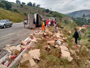 Populares pegam caixas com as bexigas de mortadela