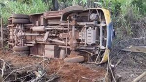 Ônibus escolar tomba na zona rural de Imbé de Minas