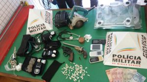 Materiais encontrados com o adolescente