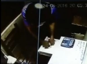 Imagens mostram um dos bandidos entrando na guarita e pegando o dinheiro (Foto: reprodução sistema de monitoramento por câmeras) 