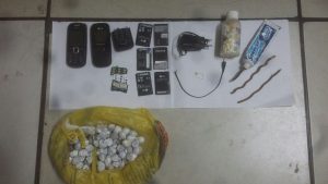 Celular e baterias que estavam com o detento 