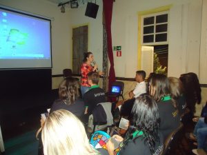 A coordenadora do Curso de Serviço Social, Lívia Maria Siqueira Fernandes, fala aos alunos
