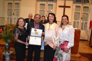 O homenageado com a presidente do IHGM, professora Iris Soriano Nunes Míglio, e as professoras Lígia Maria dos Reis Matos e Cláudia Rihan Martins.