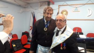 Francisco Antônio Rocha recebeu a medalha OBREIROS 45 ANOS das mãos do Venerável Roberto Ligeiro