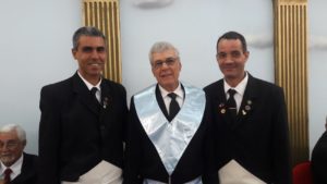 Geraldo Paschoal entregou o distintivo OBREIROS 45 ANOS aos professores Walber e Eflaviano 