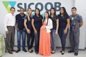 Equipe do Sicoob Credcooper comemora inauguração