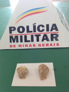 Pedras brutas de crack encontradas na casa de Juarez 
