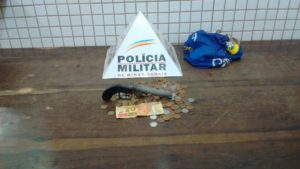 Garrucha, dinheiro e camisa apreendidos pela polícia 