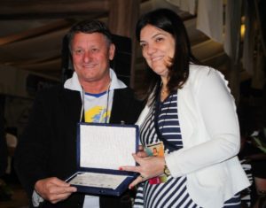 Jorge Dornelles recebe a homenagem da FUNEC-CASU pelas mãos da diretora Raquel Carvalho