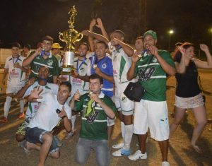 Equipe do Esporte Clube Dom Lara comemora o título