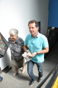 Íris Junqueira, 78 anos, com o filho, o prefeito, Marco Antônio Junqueira