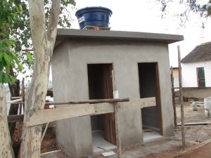 Banheiros estão sendo construídos