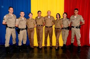 Direita para esquerda: sargento Hudson, tenente Reis, sargento Eliana, sargento Ana Claudia, sargento Fernandes, sargento Andréia, tenente Carla e sargento MacDarlley