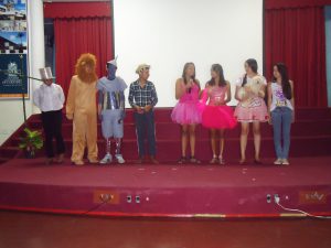 Alunas da EE Josefina Vieira encenaram a peça "O Mágico de Oz"