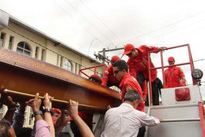 Caixão foi levado em carro aberto do Grupamento de Bombeiro Civil