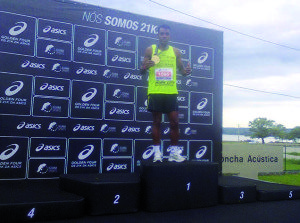 Antônio do Prado exibe a medalha conquistada em Brasília