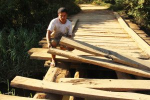 Morador tem receio de usar a ponte