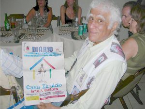 Ziraldo segura edição do DIÁRIO que deu destaque à casa que leva o seu nome (foto: Arquivo)
