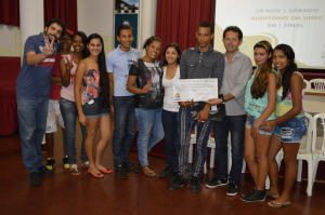 Prefeito Marco Antônio fez a entrega do prêmio para os representantes da Escola Estadual Maria Fontes, do distrito de Santa Luzia