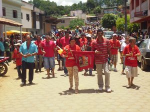 Católicos percorrem as ruas de São Sebastião do Batatal