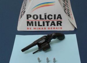Arma foi encontrada na cintura da mulher