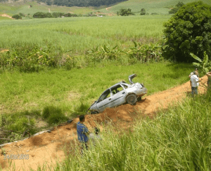 Carro saiu da estrada e capotou (foto: Unidade de Notícias)