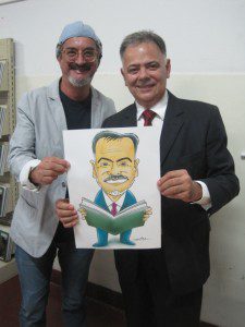 Eugênio Maria exibe caricatura, uma homenagem do cartunista Edra
