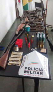 Armas e munições encontradas na casa do idoso 