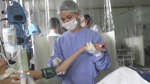 Paciente internado na UTI Adulto realiza exercício motor: melhora na recuperação